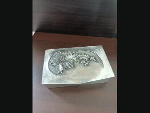 Superbe coffret sculpté en étain et cuir signe "Reival"