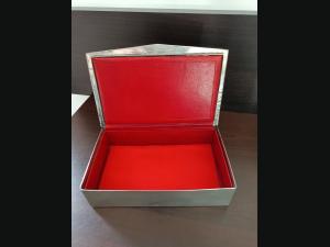 Superbe coffret sculpté en étain et cuir signe "Reival"