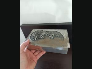 Superbe coffret sculpté en étain et cuir signe "Reival"