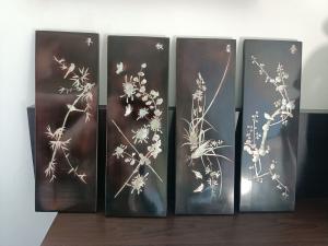 lot de 4 anciens panneaux laqués incrustés de nacre irisée , signés