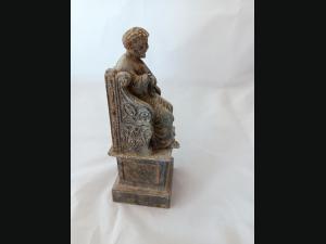 Statue en métal de Saint-Pierre sur sa chaire , inscription , Sancti Petri Roma.