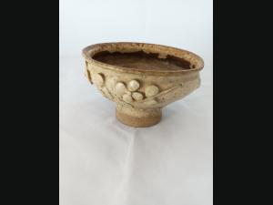 Ancien bol en céramique ,beige avec guirlande de fleurs en relief.