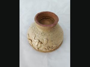 Ancien bol en céramique ,beige avec guirlande de fleurs en relief.