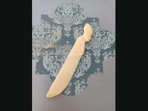 Ancien coupe papier , ouvre lettre , sculpté , couleur ivoire.