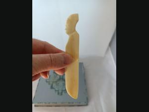 Ancien coupe papier , ouvre lettre , sculpté , couleur ivoire.