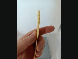 Ancien coupe papier , ouvre lettre , sculpté , couleur ivoire.