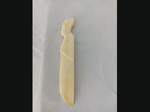 Ancien coupe papier , ouvre lettre , sculpté , couleur ivoire.
