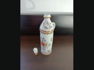 Bouteille pour alcool en porcelaine , bouchon en liège , décor main en relief.