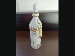Bouteille pour alcool en porcelaine , bouchon en liège , décor main en relief.
