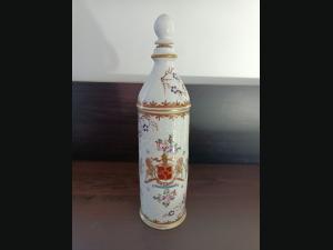 Bouteille pour alcool en porcelaine , bouchon en liège , décor main en relief.