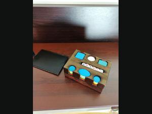 Coffret bois et imitation cuir, avec jetons, 2 jeux de 54 cartes Grimaud et dés.