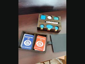 Coffret bois et imitation cuir, avec jetons, 2 jeux de 54 cartes Grimaud et dés.