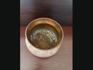 Ancien bassin oriental deux tons, en cuivre épais , décor de frises ciselées.