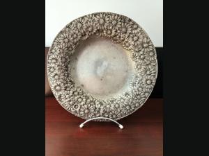 Ancienne assiette en étain ,Royal Pewter ,superbe décor de pâquerettes.
