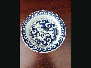 Ancienne petite coupelle asiatique sur pieds-douche bleu blanc, décor de dragon.