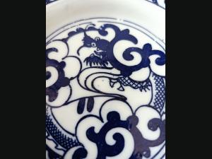 Ancienne petite coupelle asiatique sur pieds-douche bleu blanc, décor de dragon.