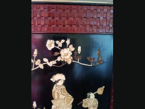 Début 20e siècle , tableau en bois laqué asiatique, avec marqueterie d os.