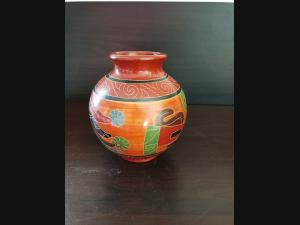 Petit vase en céramique issu de l'artisanat du Nicaragua ,décor traditionnel.