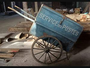 Char à bras ancien de La Poste