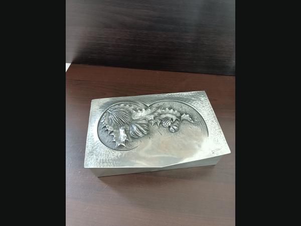 Superbe coffret sculpté en étain et cuir signe "Reival"