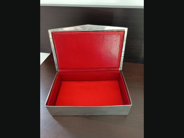 Superbe coffret sculpté en étain et cuir signe "Reival"