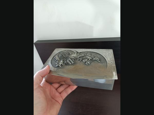 Superbe coffret sculpté en étain et cuir signe "Reival"