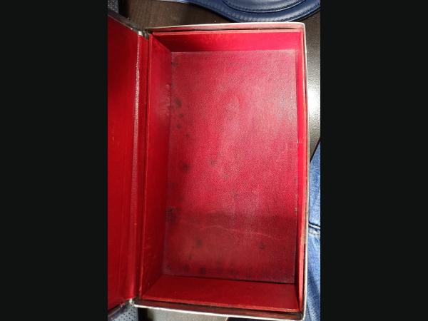 Superbe coffret sculpté en étain et cuir signe "Reival"