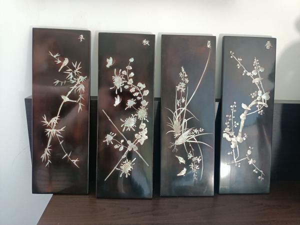 lot de 4 anciens panneaux laqués incrustés de nacre irisée , signés