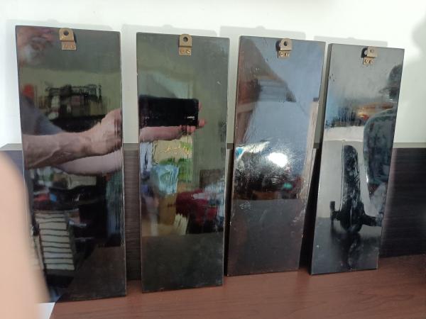 lot de 4 anciens panneaux laqués incrustés de nacre irisée , signés