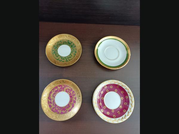 Superbes , 4 tasses et sous-tasse de collection , en porcelaine et or fin.
