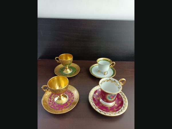Superbes , 4 tasses et sous-tasse de collection , en porcelaine et or fin.