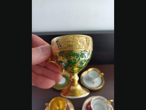 Superbes , 4 tasses et sous-tasse de collection , en porcelaine et or fin.