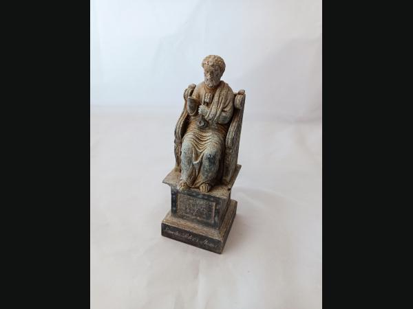 Statue en métal de Saint-Pierre sur sa chaire , inscription , Sancti Petri Roma.