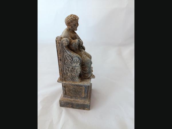 Statue en métal de Saint-Pierre sur sa chaire , inscription , Sancti Petri Roma.