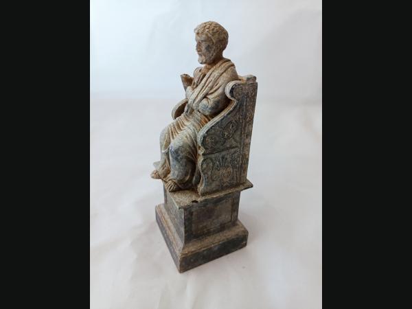 Statue en métal de Saint-Pierre sur sa chaire , inscription , Sancti Petri Roma.