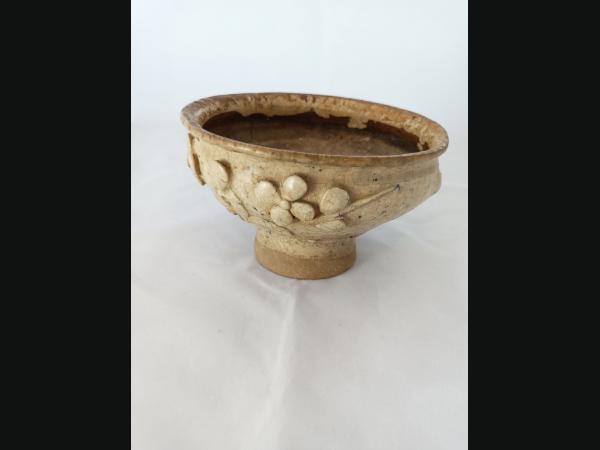 Ancien bol en céramique ,beige avec guirlande de fleurs en relief.