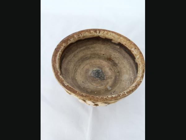 Ancien bol en céramique ,beige avec guirlande de fleurs en relief.