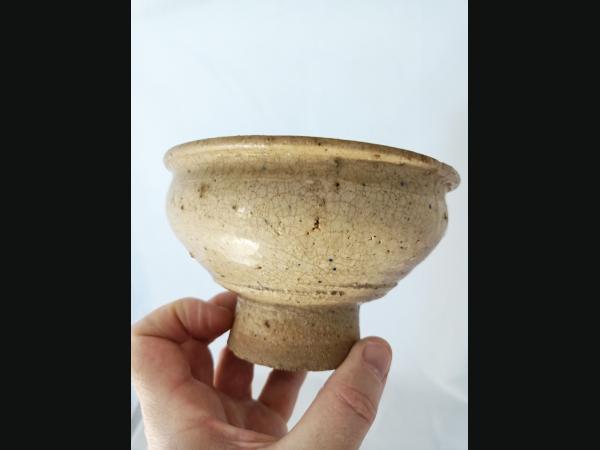 Ancien bol en céramique ,beige avec guirlande de fleurs en relief.