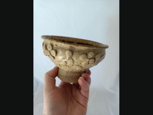 Ancien bol en céramique ,beige avec guirlande de fleurs en relief.