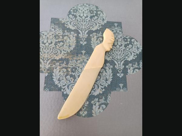 Ancien coupe papier , ouvre lettre , sculpté , couleur ivoire.