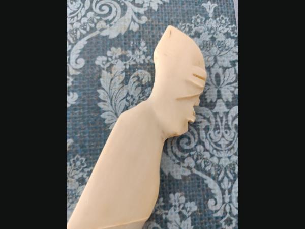 Ancien coupe papier , ouvre lettre , sculpté , couleur ivoire.