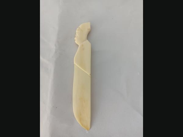 Ancien coupe papier , ouvre lettre , sculpté , couleur ivoire.