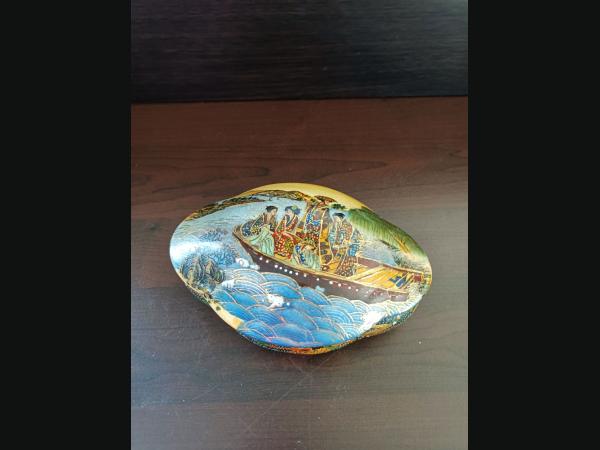 Boîte , bonbonnière , en porcelaine de Satsuma, années 1960.