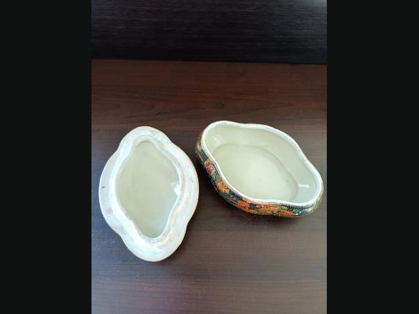 Boîte , bonbonnière , en porcelaine de Satsuma, années 1960.