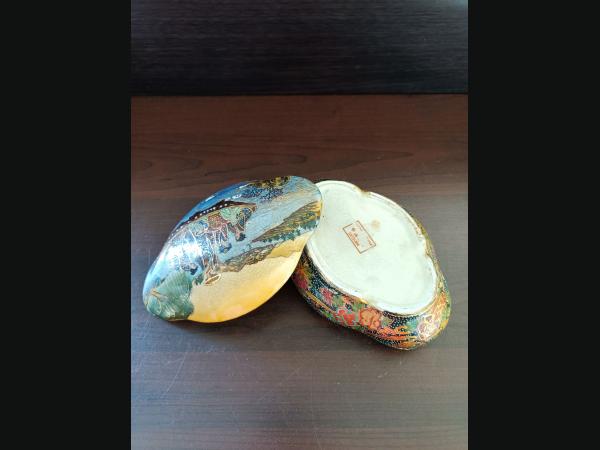 Boîte , bonbonnière , en porcelaine de Satsuma, années 1960.