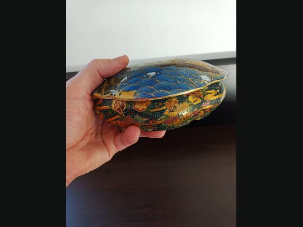 Boîte , bonbonnière , en porcelaine de Satsuma, années 1960.