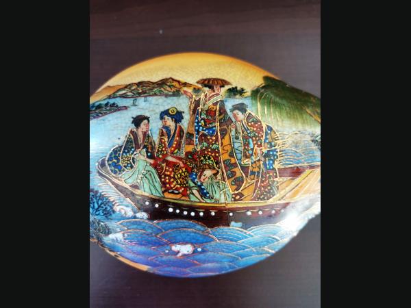Boîte , bonbonnière , en porcelaine de Satsuma, années 1960.