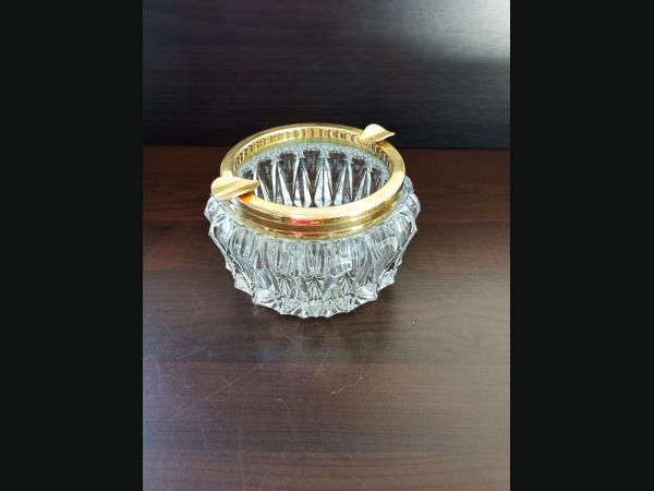 Cendrier en cristal (lourd 1k280g) monture en laiton doré belle qualité.