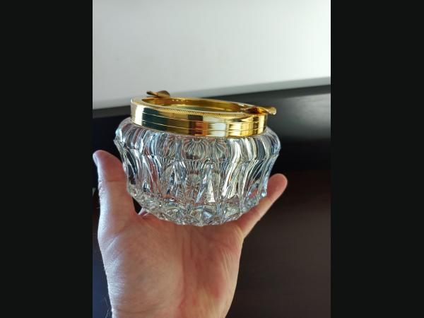 Cendrier en cristal (lourd 1k280g) monture en laiton doré belle qualité.