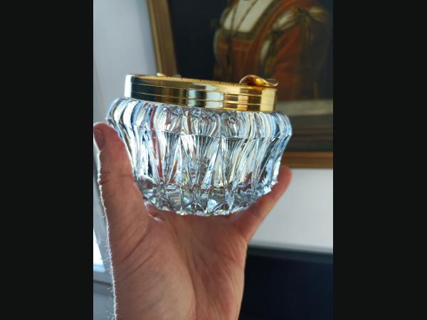 Cendrier en cristal (lourd 1k280g) monture en laiton doré belle qualité.